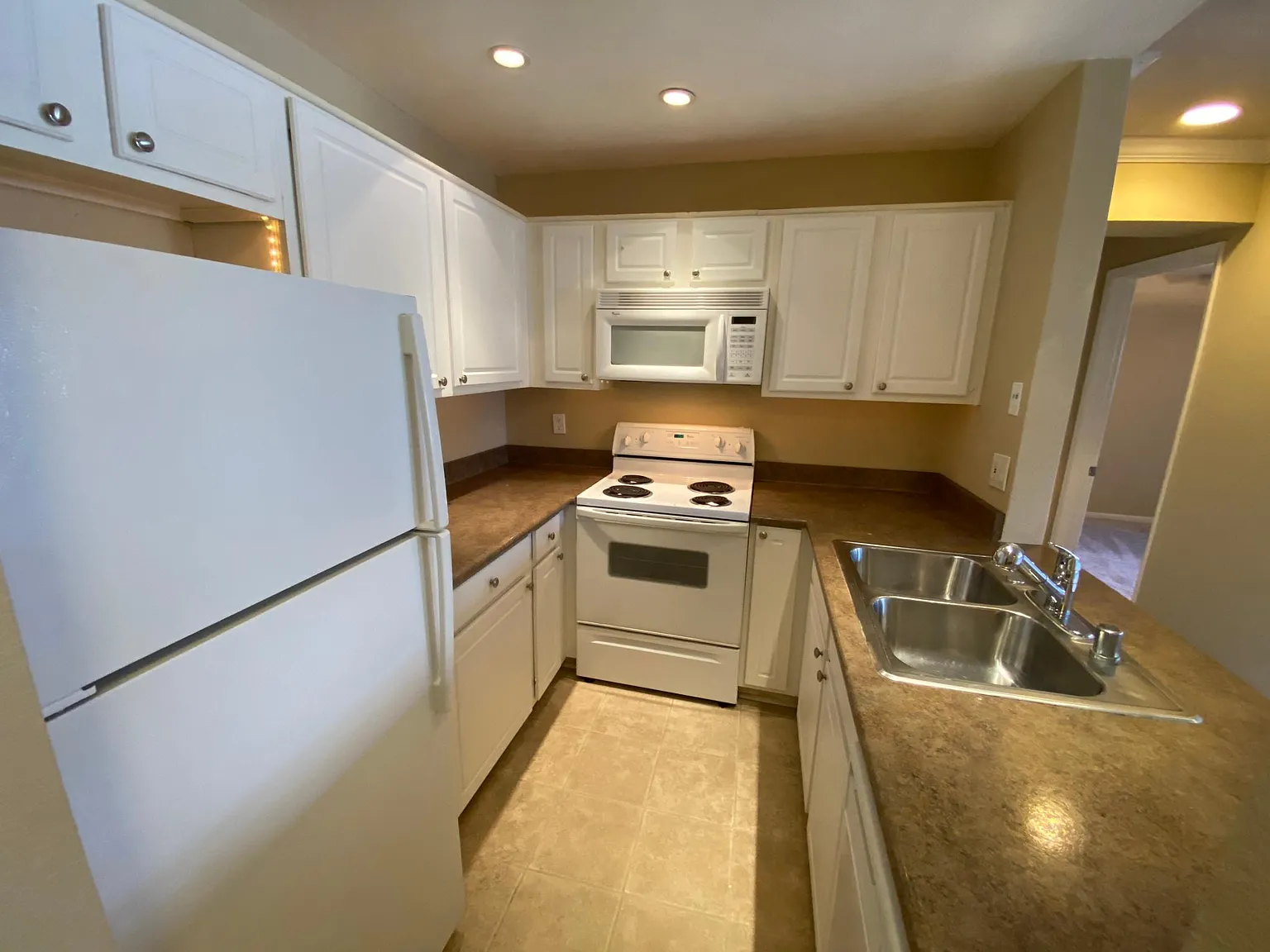 2 bed, 956 sqft, $3,199 — Photo 1