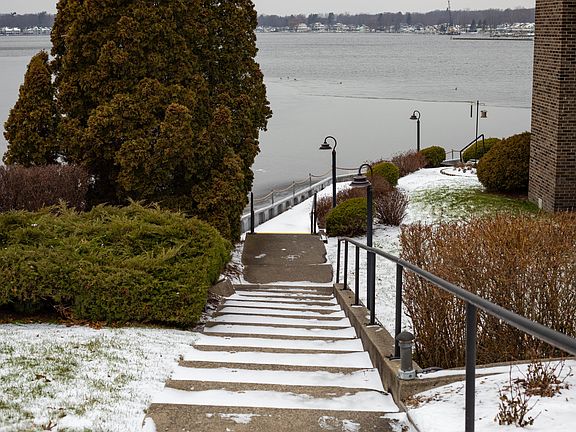 4th image of 400 Lakeview Ct APT 6A