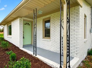 946 Clearview Rd, Cottontown, TN 37048