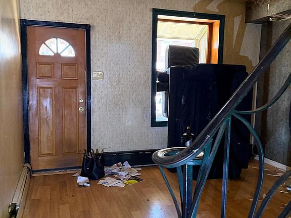 2nd image of 2373 Duncan St