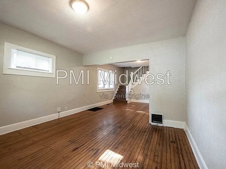 411 W 40th St — Photo 3