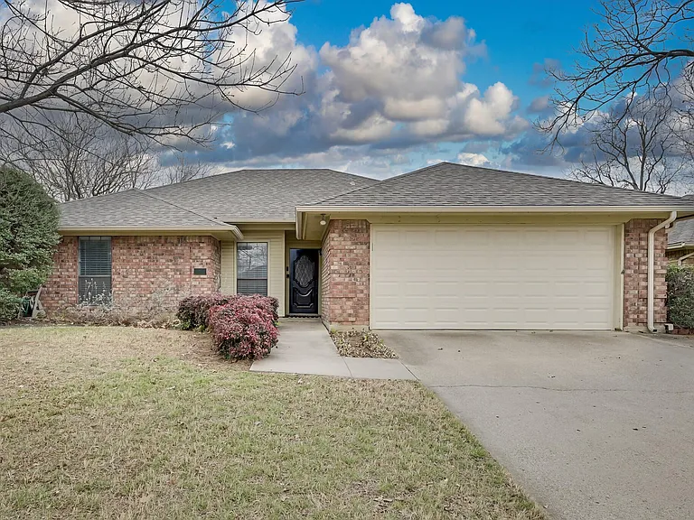 2306 Lovell Ct — Photo 2