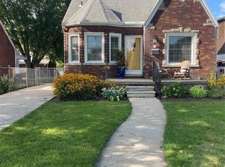 453 Kerby Rd, Grosse Pointe Farms, MI 48236
