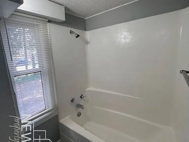 458 Arch St — Photo 4