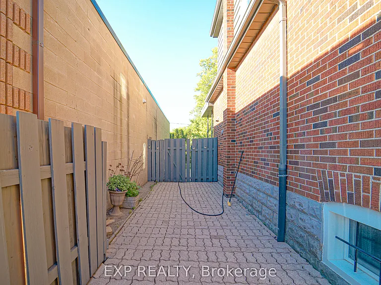 1509 Main St E #UPSTAIRS — Photo 28