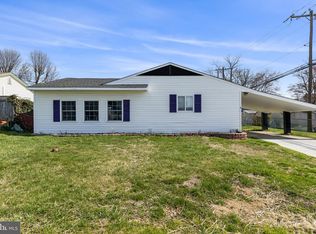 6 Black Walnut Rd, Levittown, PA 19057