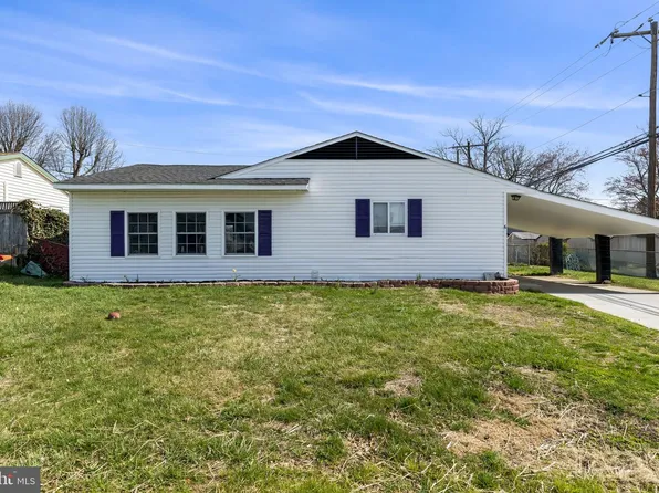 6 Black Walnut Rd, Levittown, PA 19057