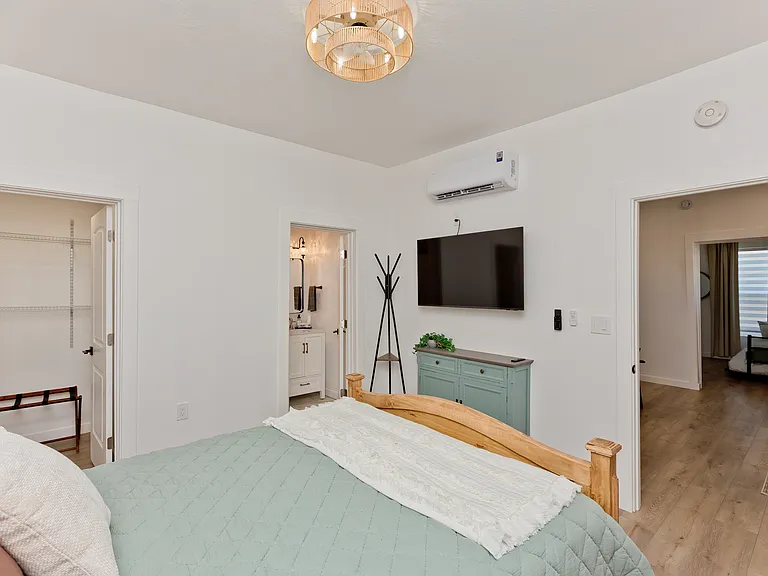 241 Gunnison Ave — Photo 8