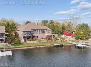 11467 Bay Shore Dr, Fenton, MI 48430