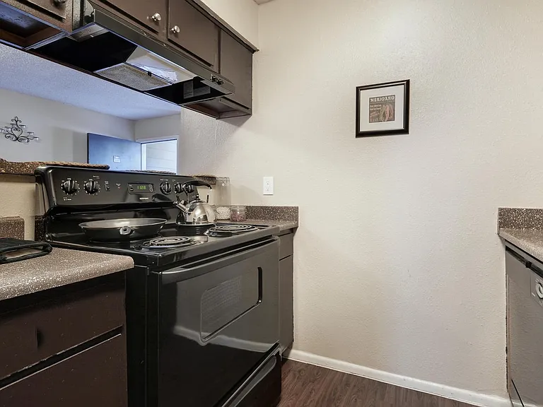 Affordable Domain units - Great move in Specials! — Photo 38