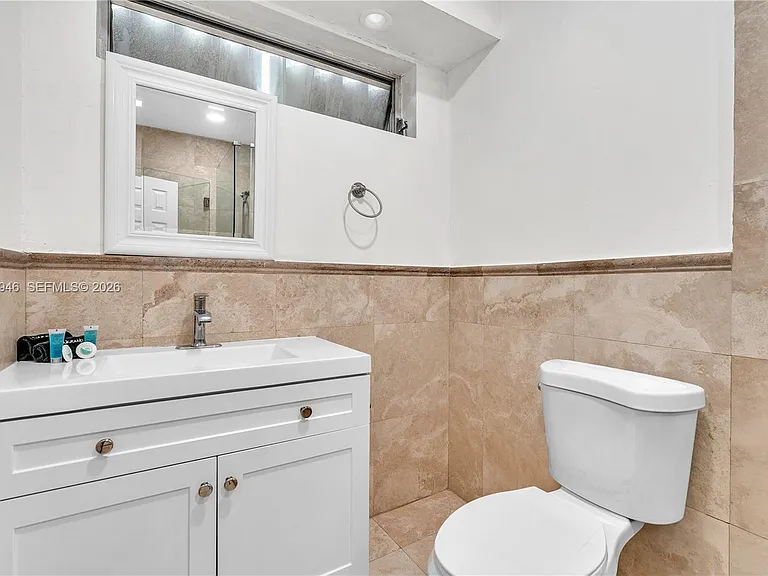 10004 E Bay Harbor Dr #8 — Photo 23