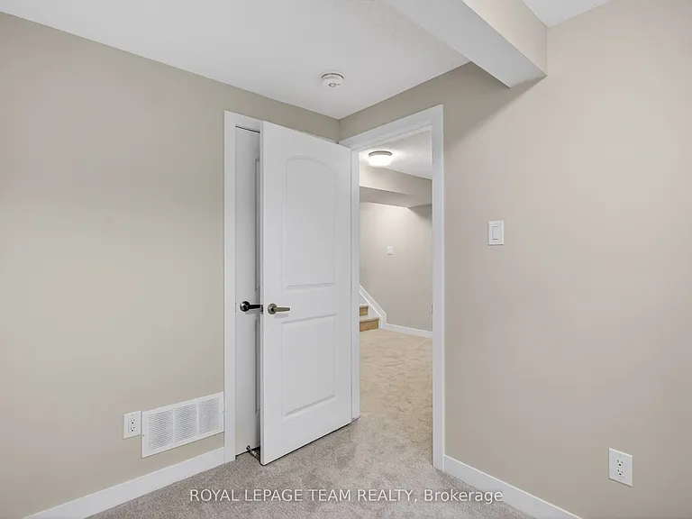 297 Les Emmerson Dr — Photo 34