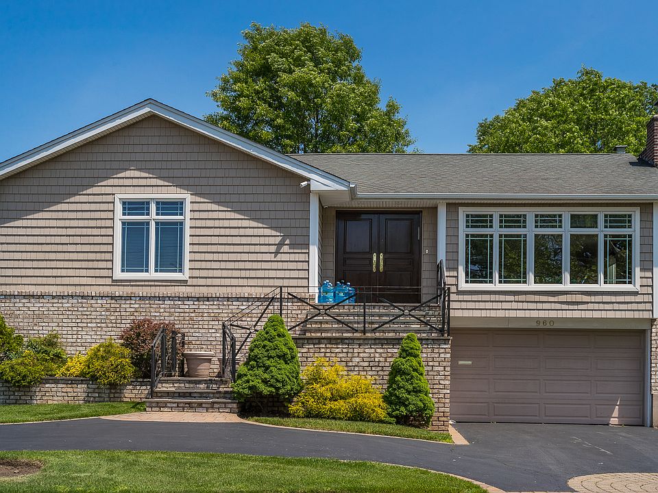1st image of 960 Hewlett Dr