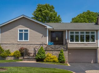 960 Hewlett Dr, Valley Stream, NY 11581