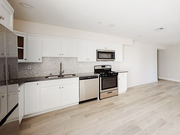 3rd image of 951 N Mariposa Ave #3/4