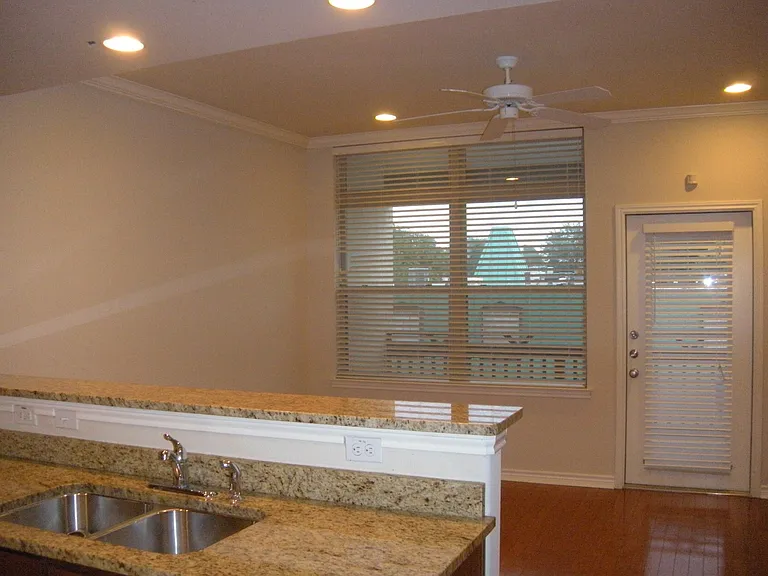 305 E 31st St #4 — Photo 2