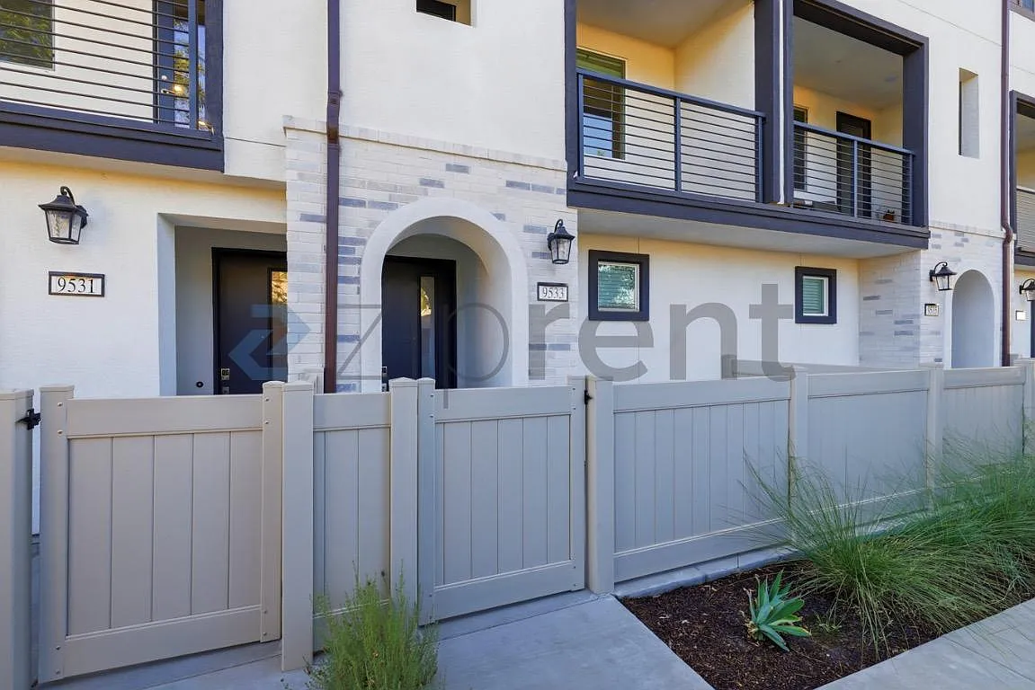3 bed, 1200 sqft, $3,100 — Photo 1