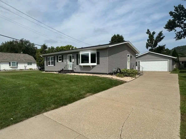 338 N 2nd St, La Crescent, MN 55947