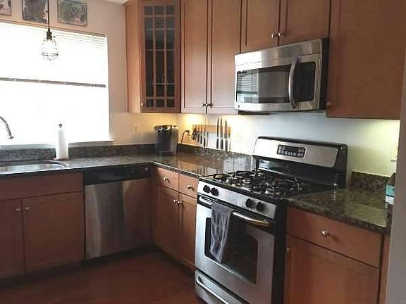 Kitchen - 42-inch cabinets for tons of storage