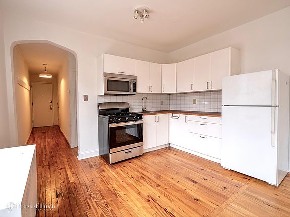 3rd image of 28 Conselyea St #2R