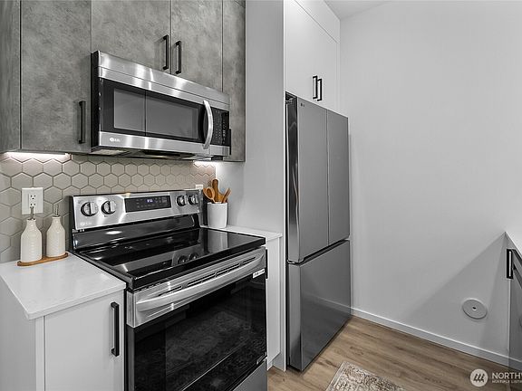 5th image of 824 B NW 52nd Street