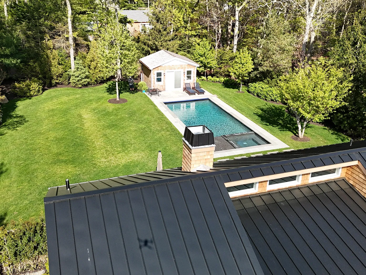 Gorgeous, Gated, Freshly renovated with Magical backyard. — Photo 4