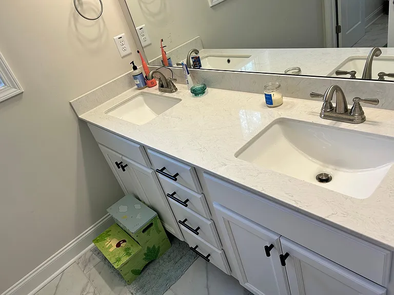Upstairs/guest full bath