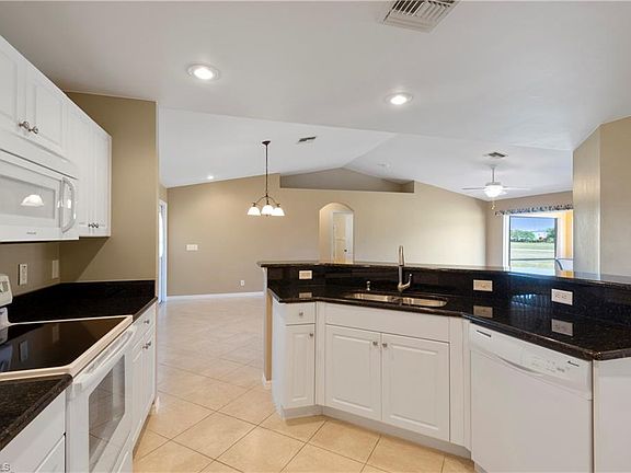 5th image of 909 NE 23rd Ter