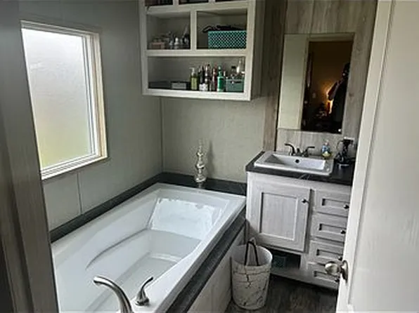 5000 Leon Dr Trailer 110, Lake Charles, LA 70605