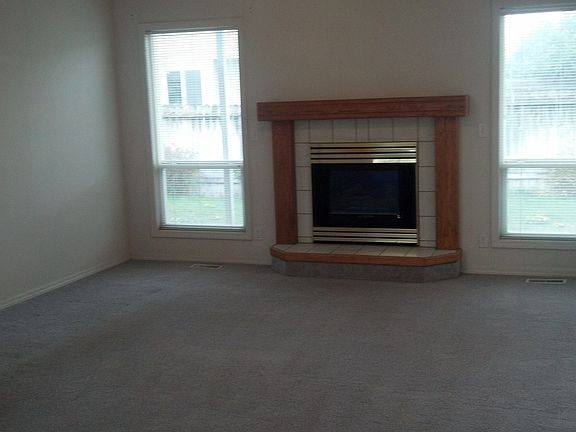 great room w/ gas fireplace