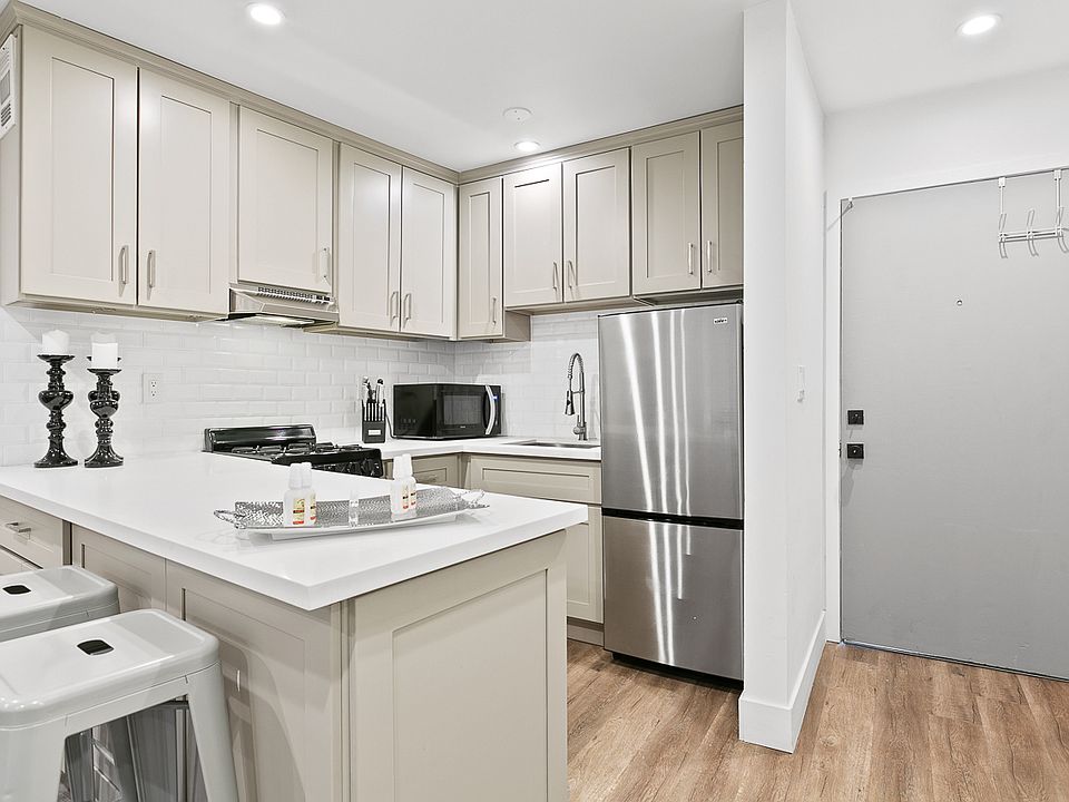 1st image of 1745 N Orange Dr APT 208