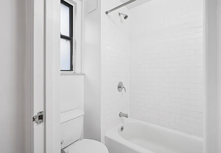 440 W 34th St #7D — Photo 6