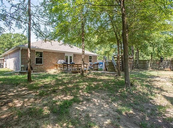 4th image of 126 Plumthicket Ln