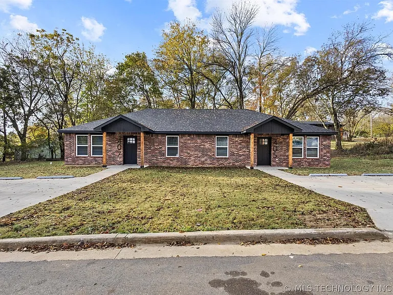 407 E Jones St — Photo 14