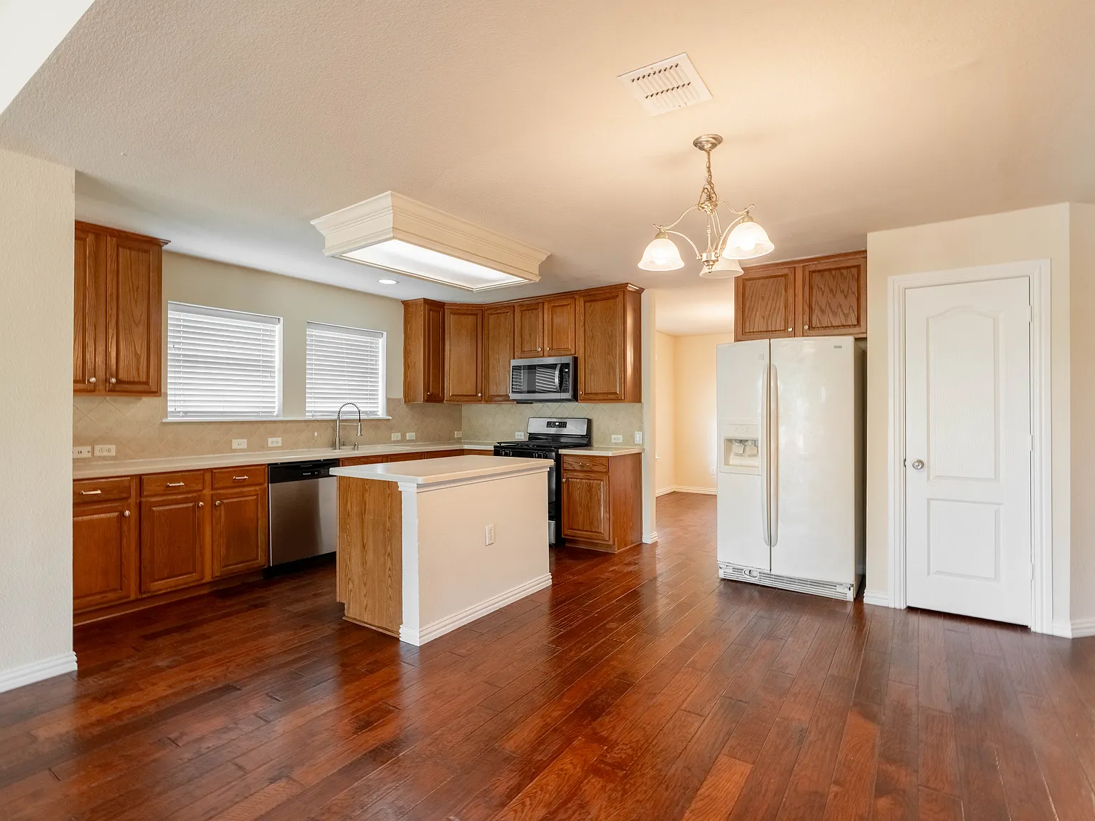 4 bed, 2471 sqft, $2,095 — Photo 4