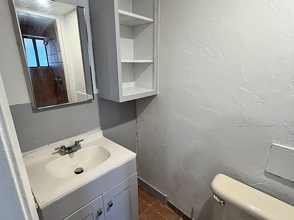 4th image of 115 E Alturas St #11
