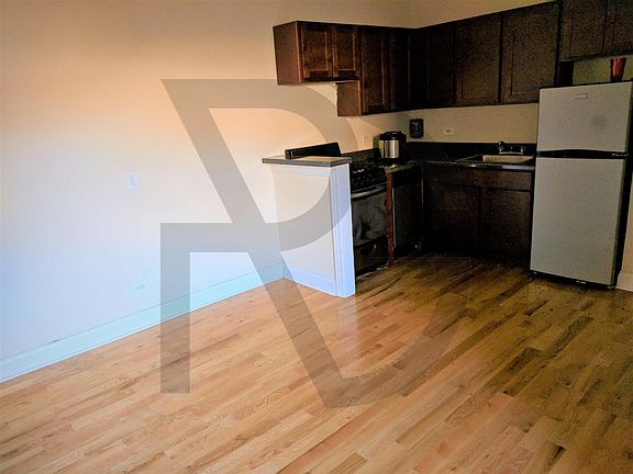 2nd image of 819 W Cornelia Ave #U310