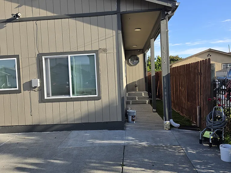 1536 Pine Ave — Photo 1