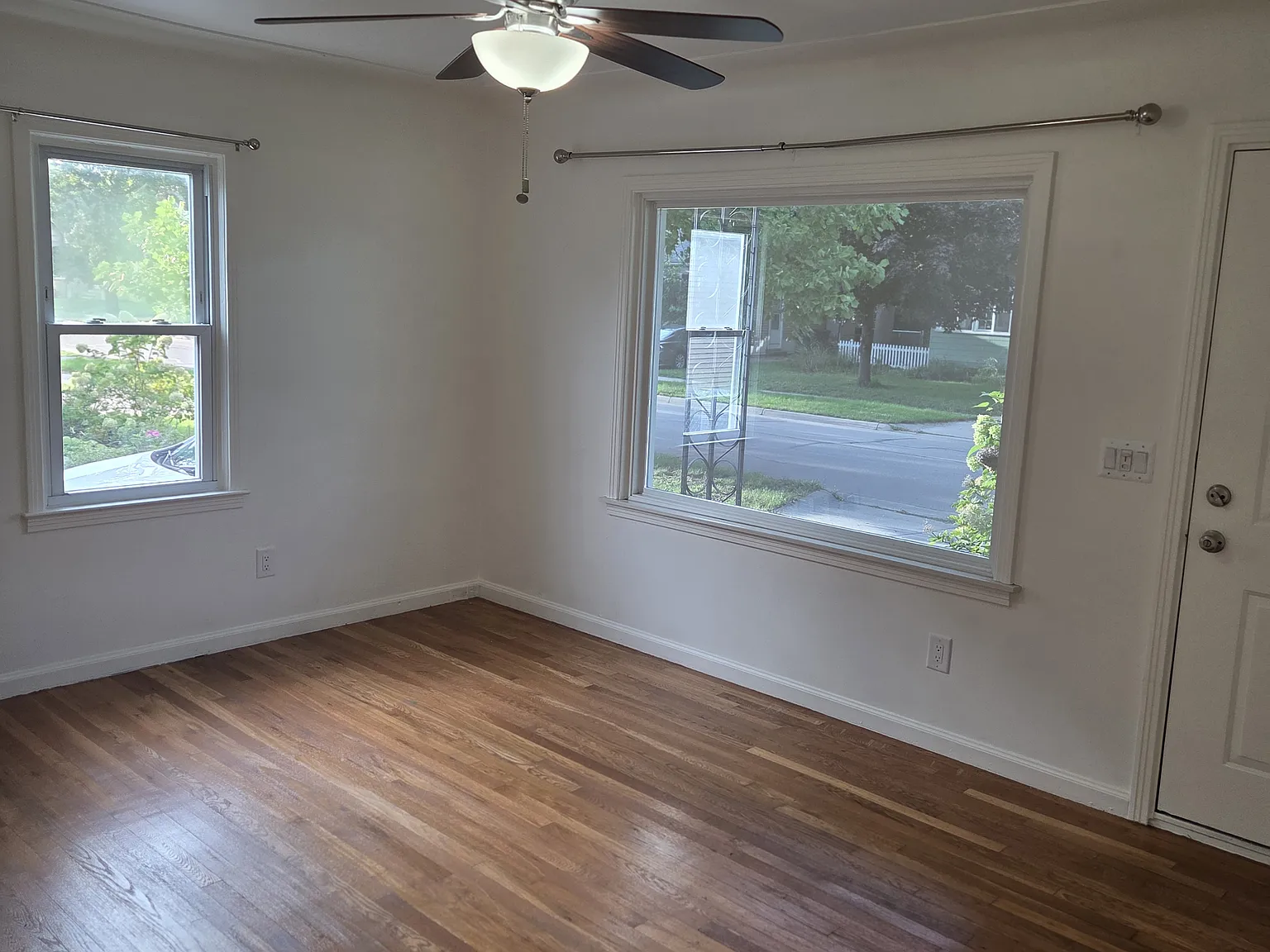 3 bed, 1.5 bath, 1010 sqft, $2,295 — Photo 3