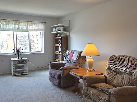4th image of 850 Wellington Ave Unit 403