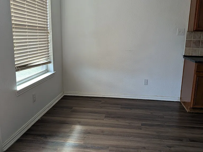 7721 Shasta Dr — Photo 10