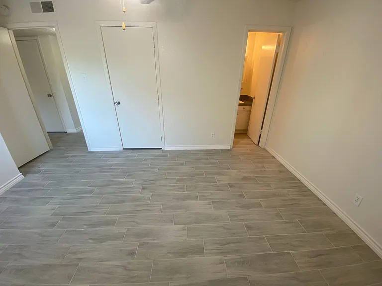 Lions Court Apartments — Photo 54