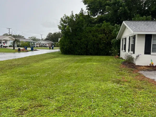 MAVEs VACA 6434-6436 5th St W. Bradenton 34207