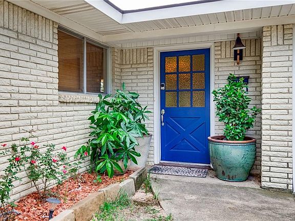 2nd image of 1105 Emerald Lake Ct