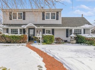 73 Rope Ln, Levittown, NY 11756