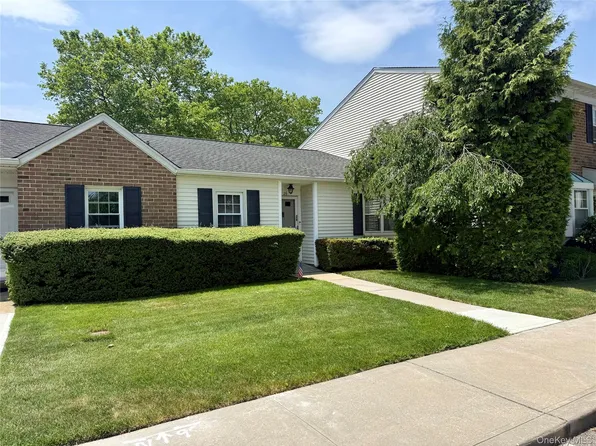 26 harbor Road N, Amityville, NY 11701