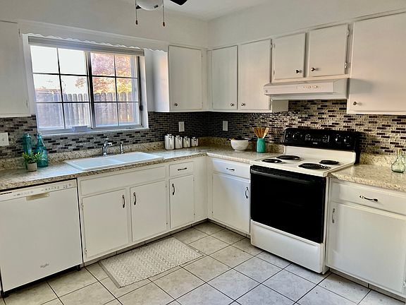5th image of 928 Hoover Village Dr APT B