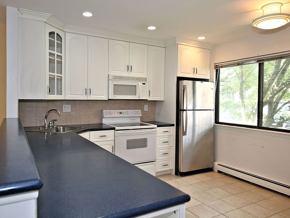 1st image of 220 Ivy Hill Cres