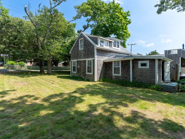 50 Canonicus Ave, Oak Bluffs, MA 02557