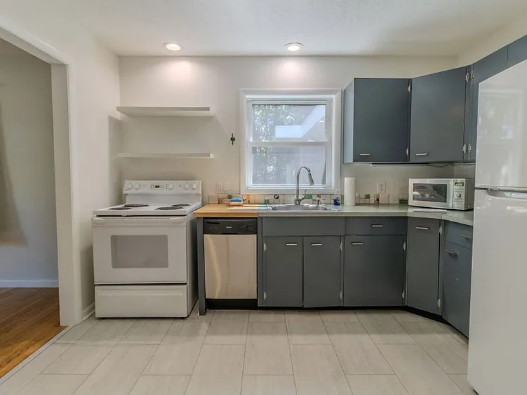2020 Chippewa St — Photo 10